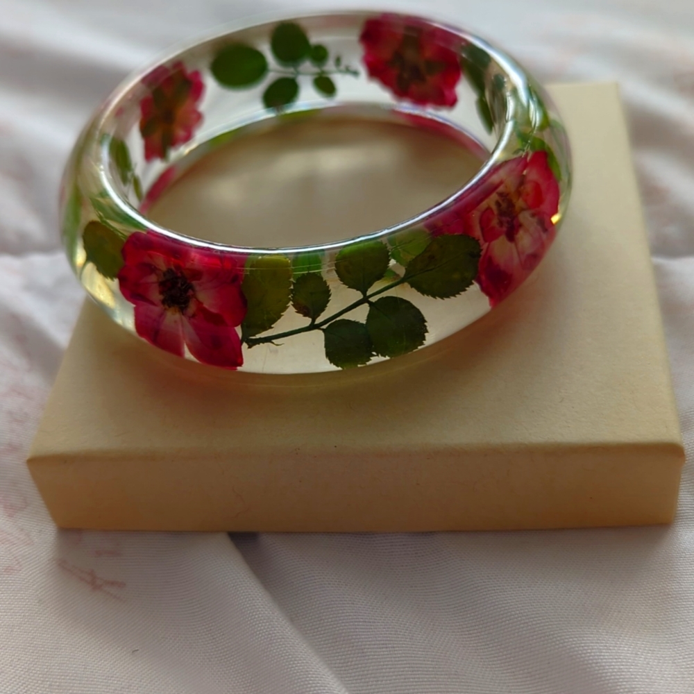 Vintage Lucite/Resin Bangle With Real Pressed Flowers 50s-60s